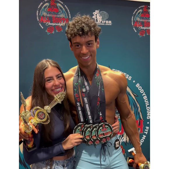 Victor Alexandre ganhou o prêmio mais importante da noite e celebrou em um vídeo ao lado da namorada