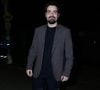 João Guilherme Silva apostou em um blazer cinza sobre camiseta e calça pretas, completando a produção com tênis escuros de solado branco