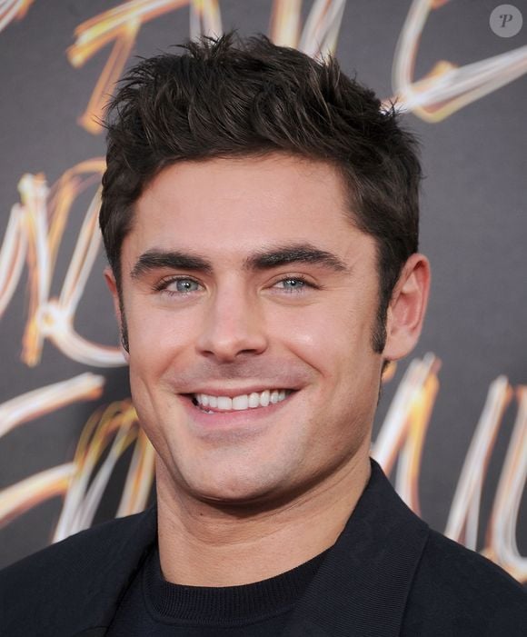 2015: com o rosto mais másculo e maduro, Zac Efron impressionou muita gente com sua transformação