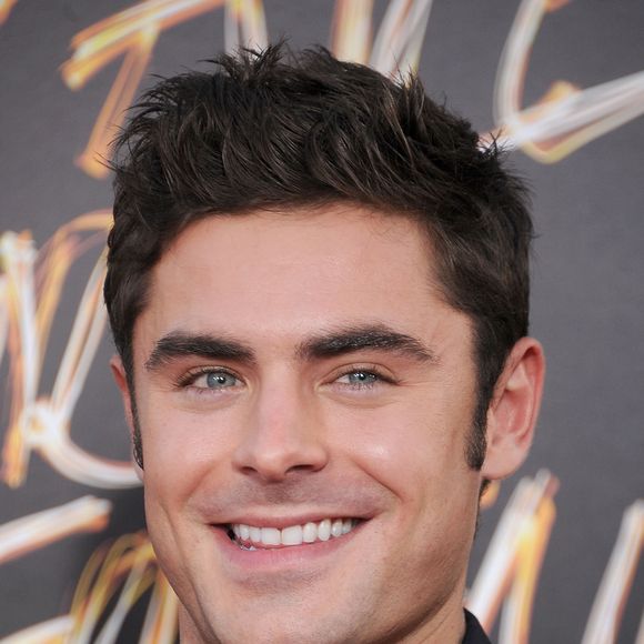 2015: com o rosto mais másculo e maduro, Zac Efron impressionou muita gente com sua transformação