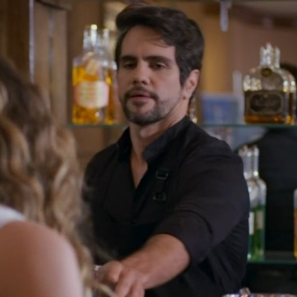 Na novela 'Vale Tudo', Ciro Sales interpretou o barman do bar onde Heleninha (Paolla Oliveira) esteve presente, e protagonizou um intenso quebra-quebra no local.