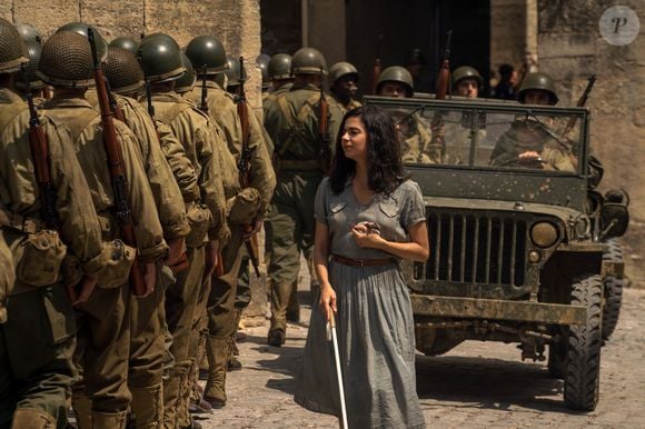 'Toda Luz que Não Podemos Ver' acompanha Marie-Laure, uma adolescente francesa que perde a visão na Segunda Guerra Mundial