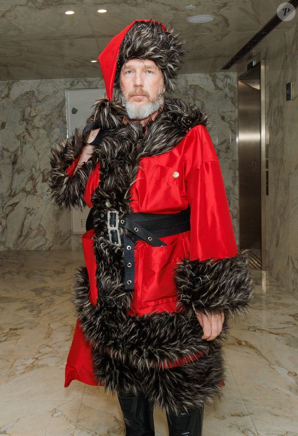 O designer Alexandre Herchcovitch criou uma versão sombria do Papai Noel