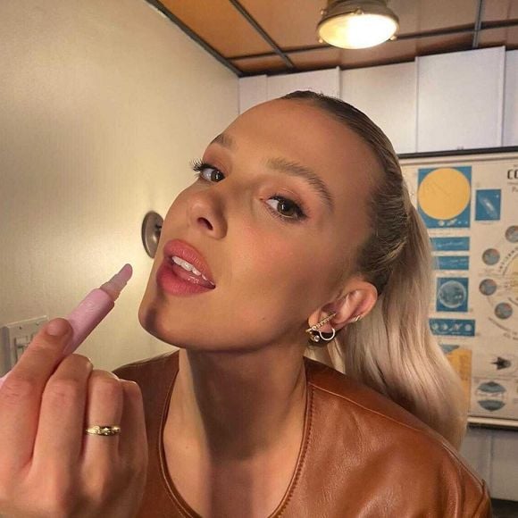 Na vida pessoal, Millie Bobby Brown impressiona por sua beleza única e pele hidratada