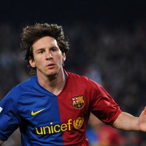 Com o passar do tempo, Lionel Messi cortou o cabelo e o deixou mais curto