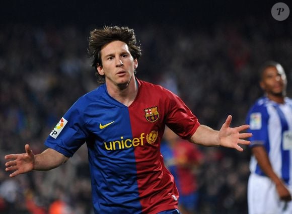 Com o passar do tempo, Lionel Messi cortou o cabelo e o deixou mais curto