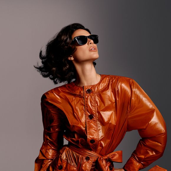 Nova representante da Ray-Ban no Brasil, Bruna Marquezine exibe versatilidade fashion em ensaio que une sofisticação, atitude e modernidade