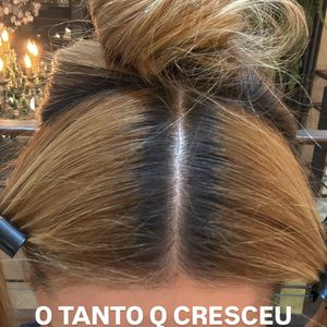 Virgínia contou que seu cabeleireiro afirmou que ela está com muitos fios brancos na cabeça