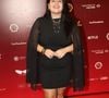 Karol Lannes apostou em um vestido preto curto com mangas transparentes, complementado por colares dourados e botas pretas de solado tratorado