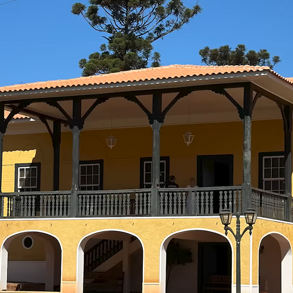 Rebatizada como Casa Gialla, expressão italiana que significa “casa amarela”, a antiga Fazenda São Bento passa por um processo de restauração. Segundo a Casa e Jardim, o projeto procura preservar o charme original da propriedade e incorporar elementos de conforto, enquanto a área externa reúne jardins, alamedas, gramados amplos e espaços de lazer