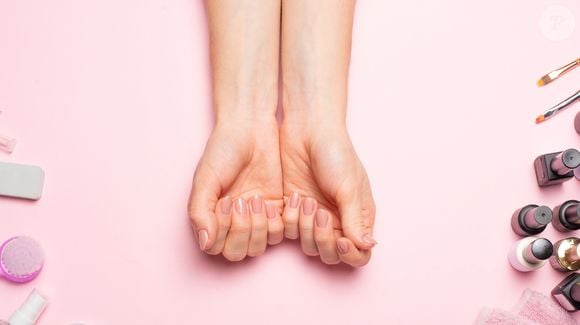 Embora muitas pessoas a removam por motivos estéticos, a cutícula atua como uma barreira natural que protege a matriz ungueal e ajuda a manter as unhas saudáveis