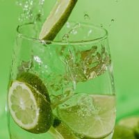 Hábito diário de Gisele Bündchen: o que acontece com o seu organismo quando você toma água com limão todos os dias?