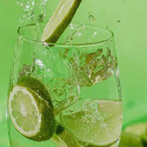 O que acontece com o seu organismo quando você toma água com limão todos os dias? Hábito de Gisele Bündchen tem benefícios reais para a saúde