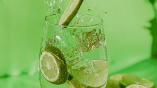 Hábito diário de Gisele Bündchen: o que acontece com o seu organismo quando você toma água com limão todos os dias?