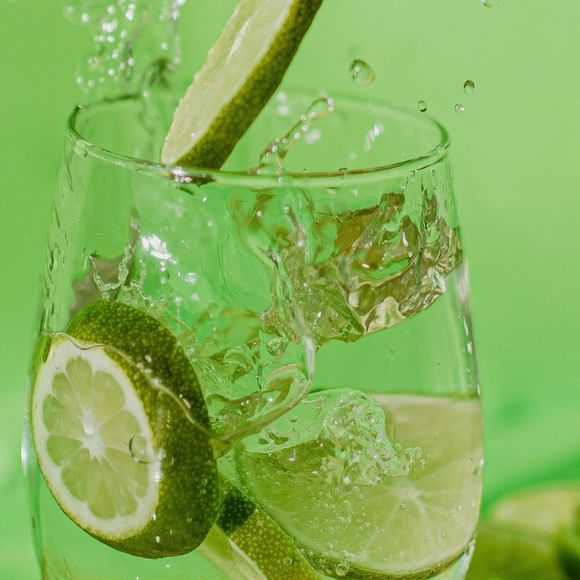 O que acontece com o seu organismo quando você toma água com limão todos os dias? Hábito de Gisele Bündchen tem benefícios reais para a saúde