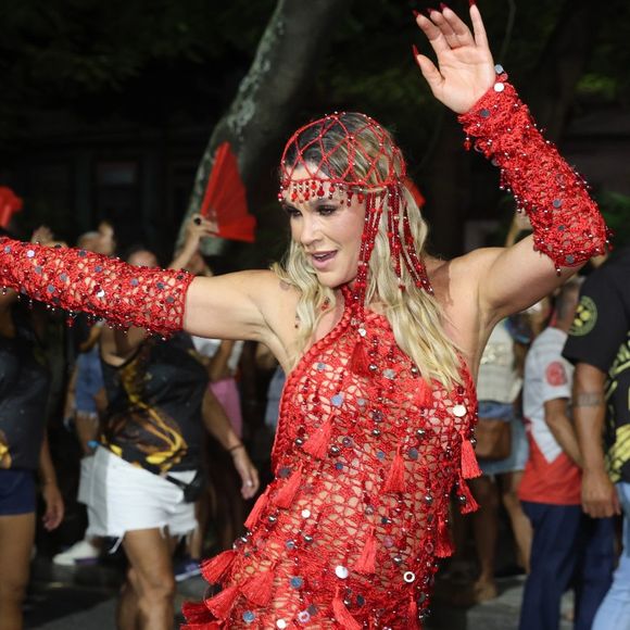 Roupa vermelha foi a escolhida por Flávia Alessandra para novo ensaio de rua rumo ao carnaval 2025,