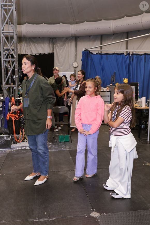 Marina e Helena se divertiram nos bastidores do Cirque du Soleil ao lado de Ivete Sangalo e posaram com artistas caracterizados para o espetáculo ‘Alegría’