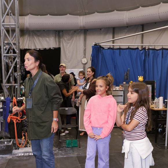 Marina e Helena se divertiram nos bastidores do Cirque du Soleil ao lado de Ivete Sangalo e posaram com artistas caracterizados para o espetáculo ‘Alegría’