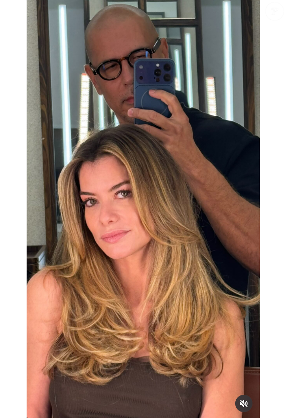 Alinne Moraes também adotou camadas longas e um franjão, combinação que ajuda a criar movimento, leveza e volume sem comprometer o caimento natural dos fios. O corte foi pensado para valorizar o cabelo e acompanhar a luminosidade da nova cor