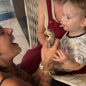 Ana Castela apareceu maquiando Maria Flor, filha de Virginia Fonseca e Zé Felipe, em vídeo que viralizou nas redes sociais