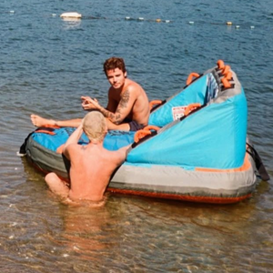 Deu o que falar! João Lucas, marido de Sasha, posta foto conversando com Xuxa sem biquíni e web reage: 'Família esquisita'