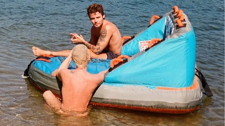 Deu o que falar! João Lucas, marido de Sasha, posta foto conversando com Xuxa sem biquíni e web reage: 'Família esquisita'