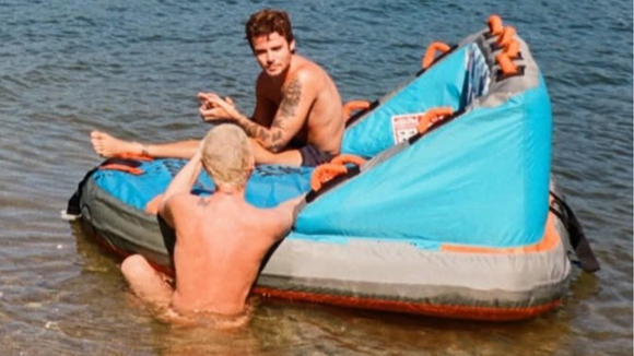 Deu o que falar! João Lucas, marido de Sasha, posta foto conversando com Xuxa sem biquíni e web reage: 'Família esquisita'