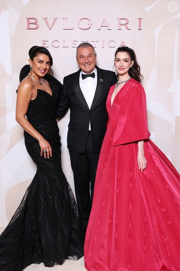 Anne Hathaway simplesmente dominou os holofotes ao surgir deslumbrante em um evento da Bvlgari, em Milão, nesta segunda-feira (23), com um visual que imediatamente fez o público se perguntar: 'Miranda Priestly está de volta?'