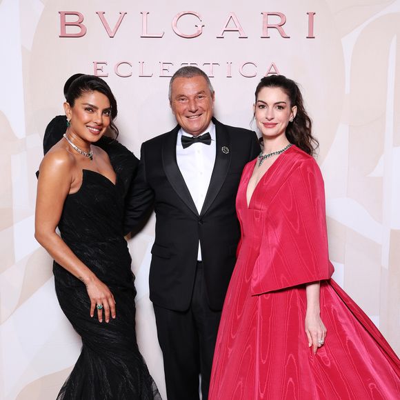 Anne Hathaway simplesmente dominou os holofotes ao surgir deslumbrante em um evento da Bvlgari, em Milão, nesta segunda-feira (23), com um visual que imediatamente fez o público se perguntar: 'Miranda Priestly está de volta?'