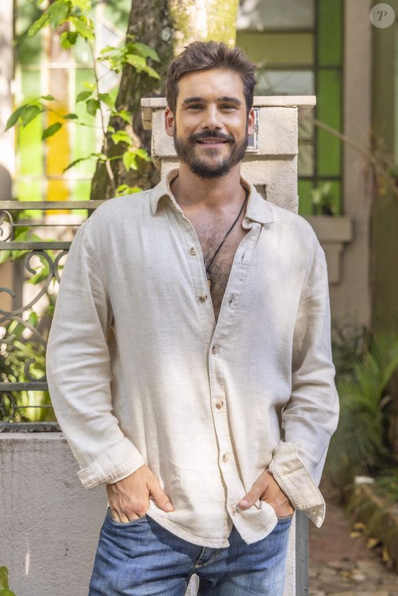 Nicolas Prattes pode ser visto na novela ‘Mania de Você’