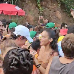 Bruna Marquezine e Shawn Mendes deixaram o trio e foram curtir a festa no meio do público, onde não se desgrudaram