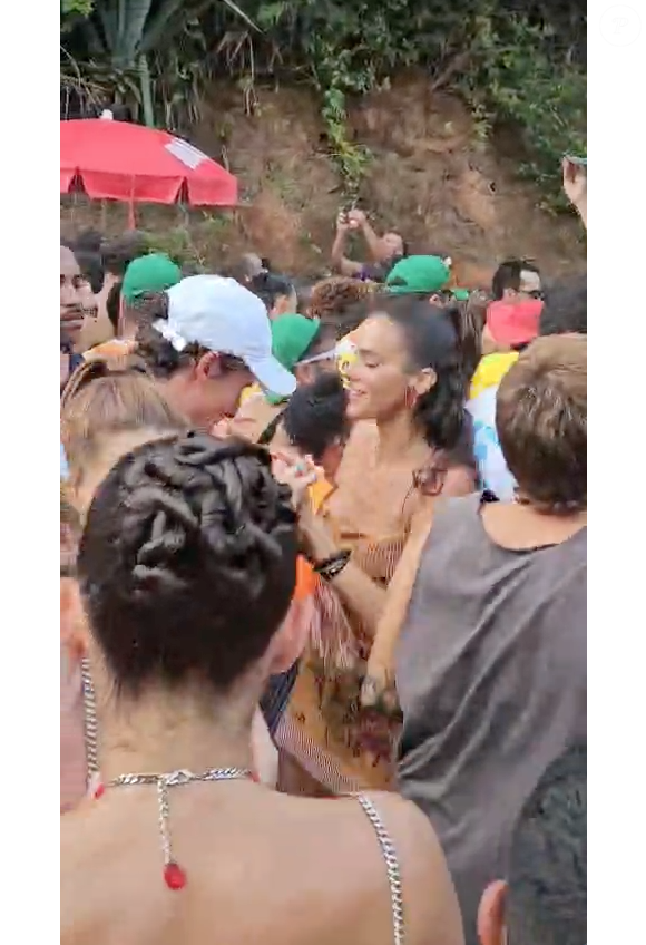 Bruna Marquezine e Shawn Mendes deixaram o trio e foram curtir a festa no meio do público, onde não se desgrudaram