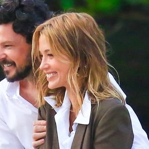Casal em 'Malhação', Guilherme Berenguer e Juliana Didone combinam looks em gravação na praia e serão par em 'A Vida de Jó'. Saiba personagens!