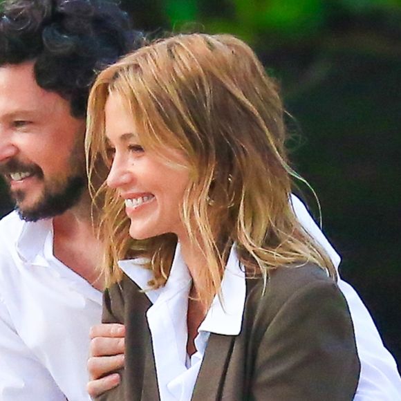 Casal em 'Malhação', Guilherme Berenguer e Juliana Didone combinam looks em gravação na praia e serão par em 'A Vida de Jó'. Saiba personagens!