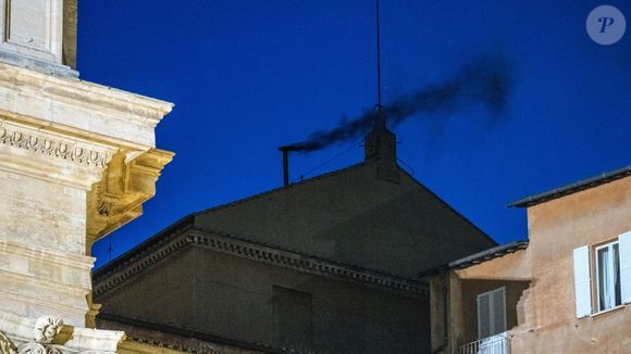 A fumaça branca foi avistada na Capela Sistina, no Vaticano.