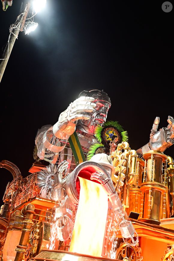 Carnaval 2026: responsável por transmitir os desfiles do Rio, a TV Globo foi acusada de boicotar desfile em homenagem a Lula