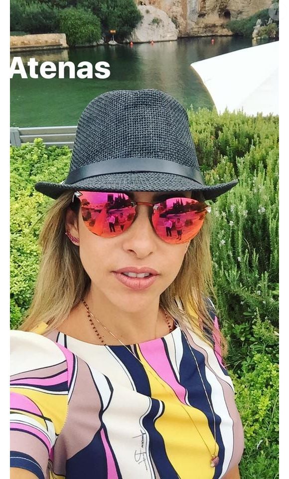 Nesta foto, muito diferente, Lica Lopes estava curtindo uma viagem pela Grécia