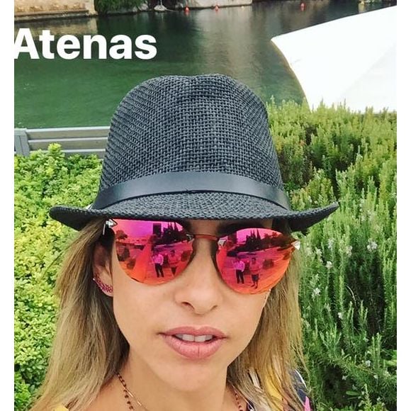 Nesta foto, muito diferente, Lica Lopes estava curtindo uma viagem pela Grécia