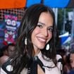 Gente como a gente! Bruna Marquezine anda de moto táxi com look cropped, deixa barriga e sutiã de fora e quase mostra demais. Fotos!