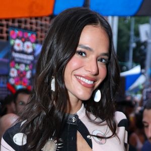 Bruna Marquezine anda de moto táxi com look cropped, deixa barriga e sutiã de fora e quase mostra demais. Fotos!