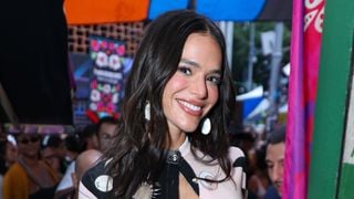 Gente como a gente! Bruna Marquezine anda de moto táxi com look cropped, deixa barriga e sutiã de fora e quase mostra demais. Fotos!