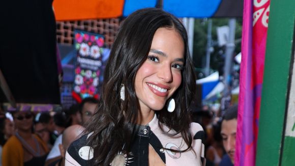 Gente como a gente! Bruna Marquezine anda de moto táxi com look cropped, deixa barriga e sutiã de fora e quase mostra demais. Fotos!