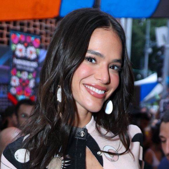 Bruna Marquezine anda de moto táxi com look cropped, deixa barriga e sutiã de fora e quase mostra demais. Fotos!