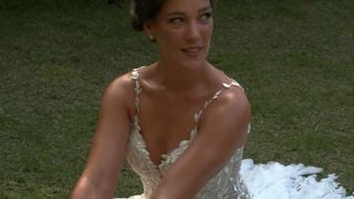 Atriz Adriana Birolli aposta em vestido de noiva sexy no casamento com diretor Ivan Zettel; confira detalhes do look!