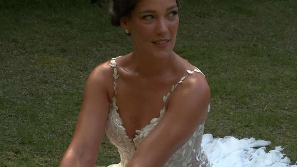 Atriz Adriana Birolli aposta em vestido de noiva sexy no casamento com diretor Ivan Zettel; confira detalhes do look!