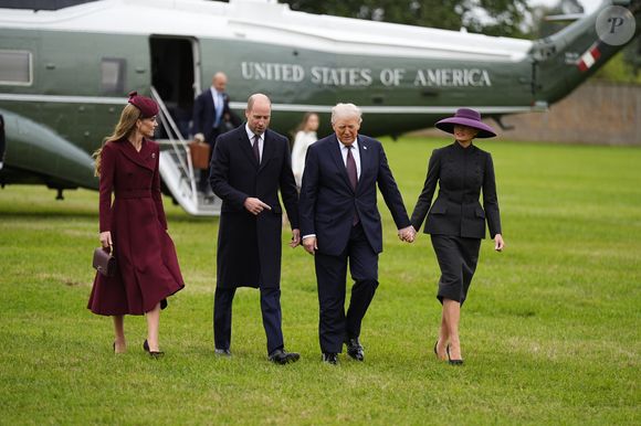 Acompanhado da esposa, Melania Trump, o político foi recebido nos jardins do Castelo de Windsor por Kate e o príncipe William.