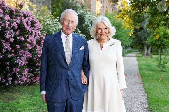 Rei Charles III e rainha Camilla posam em jardim italiano durante celebração dos 20 anos de casamento