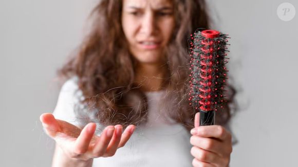 A partir dos 30 e, principalmente, dos 40 anos, a queda de cabelo pode se tornar mais visível devido às mudanças hormonais