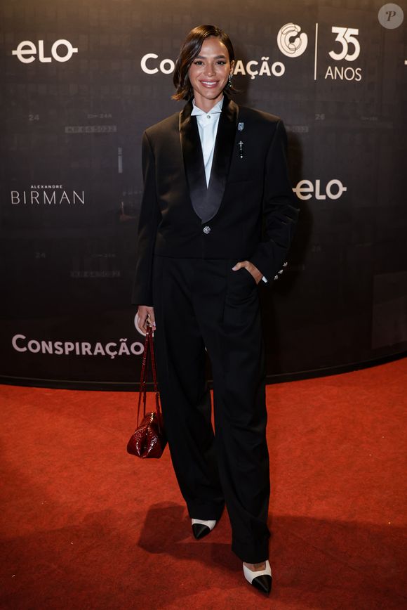 Ainda na terça (17), Bruna Marquezine compareceu à festa da Conspiração Filmes, onde apostou em um look super diferente, com terno chic sem gravata
