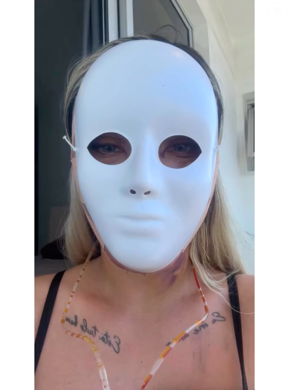 Andressa Urach tem feito mistério sobre o rosto nas redes sociais e está usando uma máscara branca para esconder o rosto, além de protegê-lo
